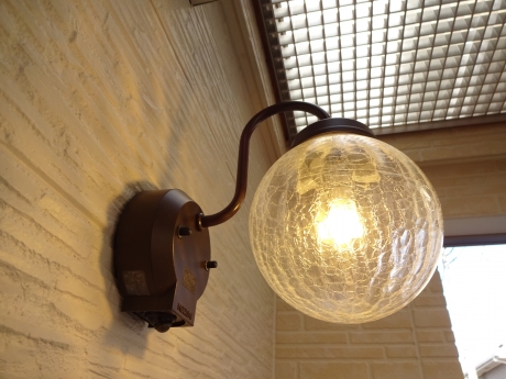 玄関にはおしゃれなランプでお客様をお出迎え