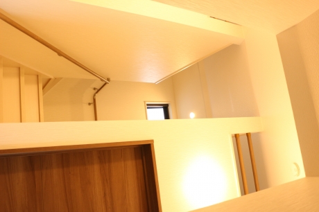 2階廊下から小屋裏へ昇降する固定階段。