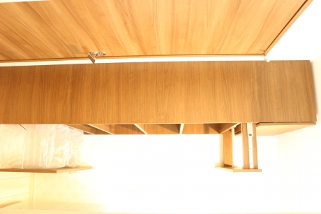 洗面所に配置した収納。洋服を掛けたりできる優れものです!